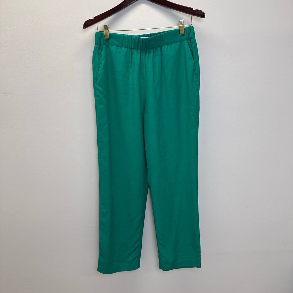 Only green pants🪷